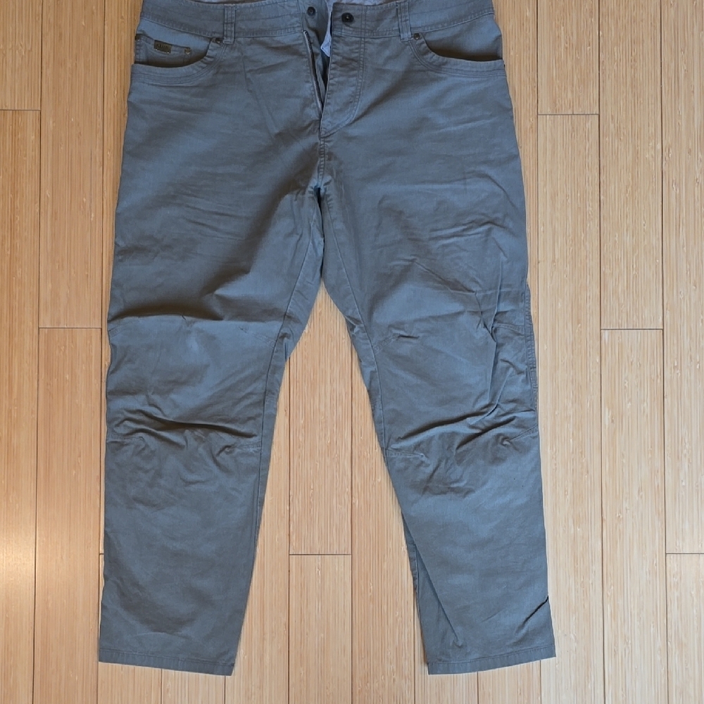 Kuhl Gray Chinos Articulated Knee Design